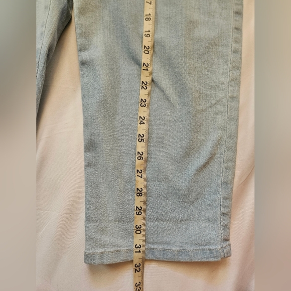 Gloria Vanderbilt Womens Light Wash Amanda Slimming Effect Capri Jeans Size 8 - Picture 9 of 12